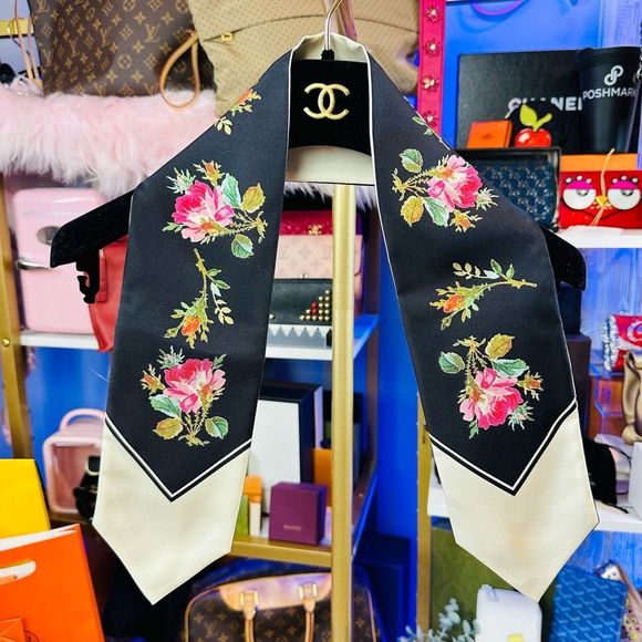 Gucci Blind For Love Neck Bow Scarf In Black and white Silk Bag Scarf - Picture 1 of 9